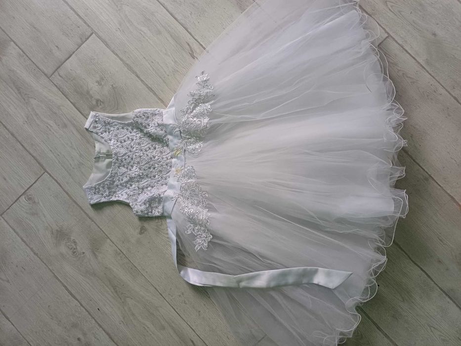 Біле плаття для дівчинки разом з віночком