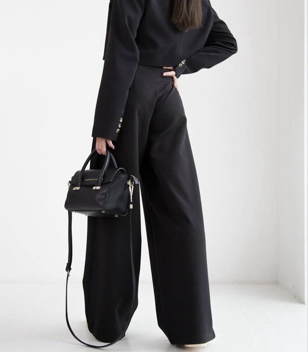 Чорний класичний костюм .Брюки палаццо та укорочений жакет .