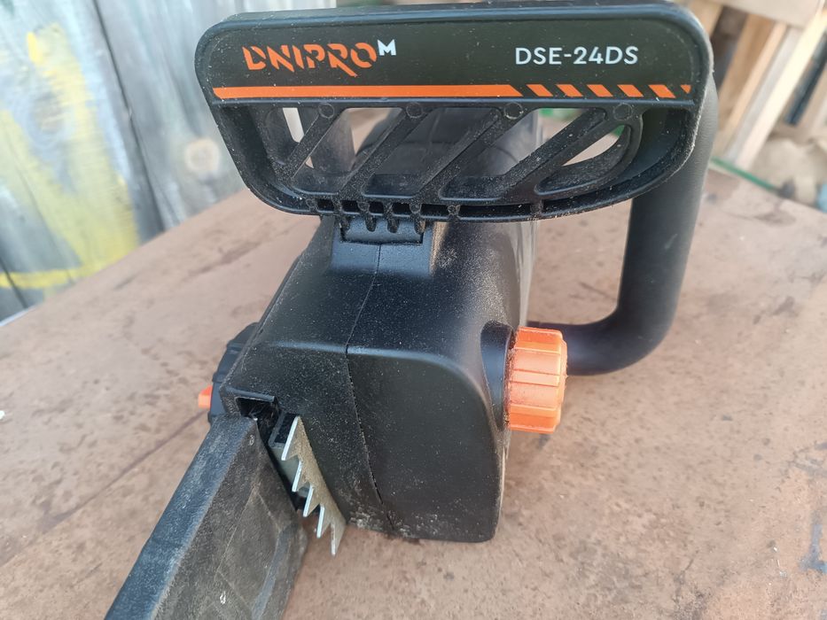 Електрична пила Dnipro m