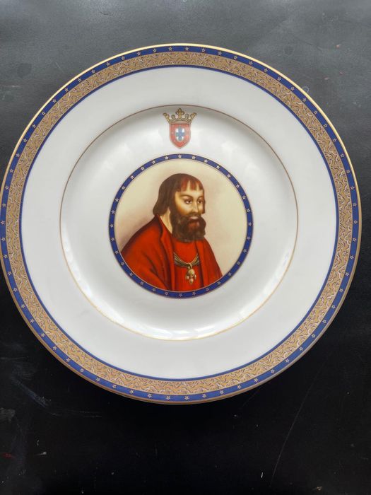 Novos! Coleção 7 pratos Porcelana das Índias com fio de ouro Monarquia