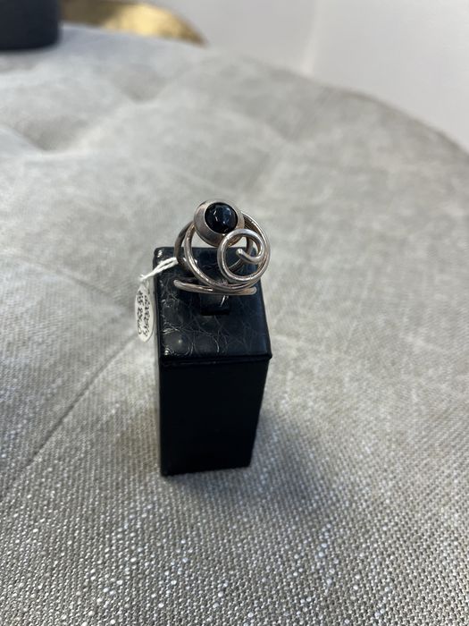 Anel em fio torcido com pedra em onix medida 13