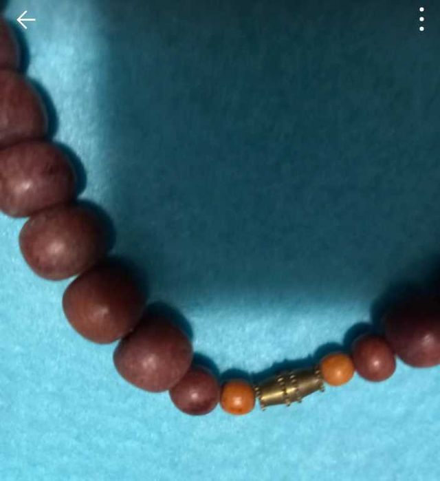 Colares de madeira pequenos