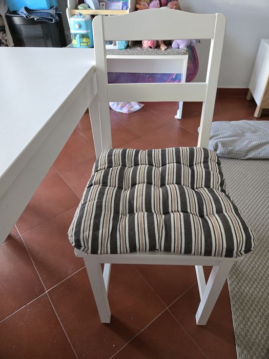 Vendo mesa e 4 cadeiras