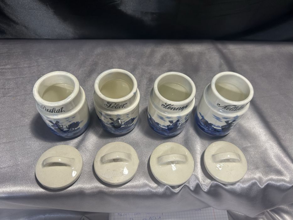 Zestaw czterech ceramicznych pojemników na przyprawy holenderski wzór