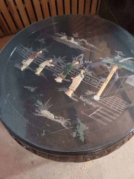 Mesa redonda trabalhada em madrepérola