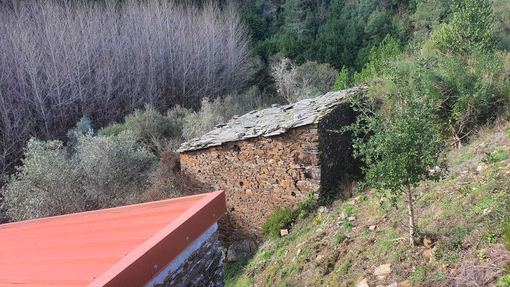 Quinta com ribeira, vistas para a serra – Monte Redondo