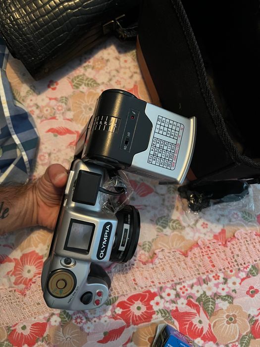 Maquina fotografica com caixa e rolo