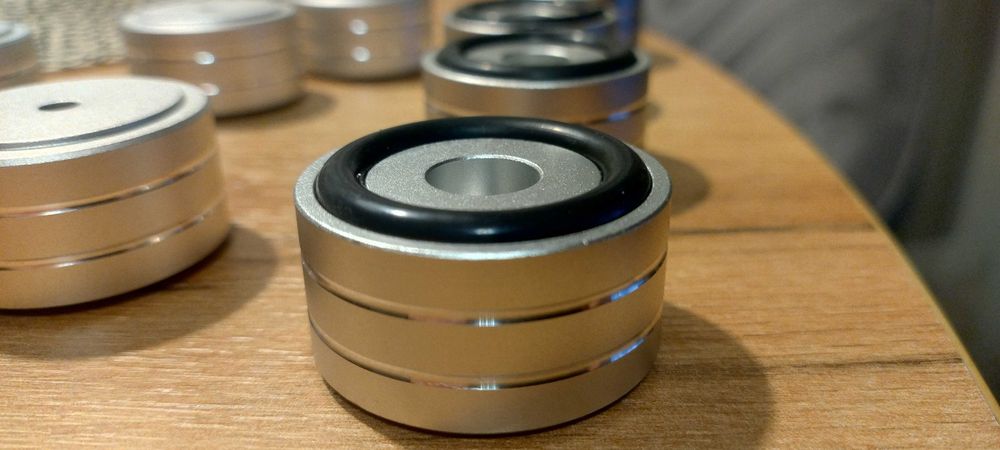 Stopki izolujące głośnik Stan idealny "raz użyte" 8 sztuk