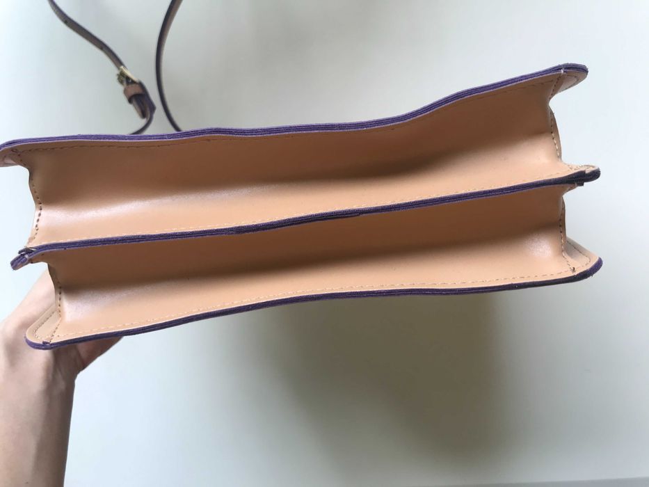 Beżowa torebka z fioletowymi detalami