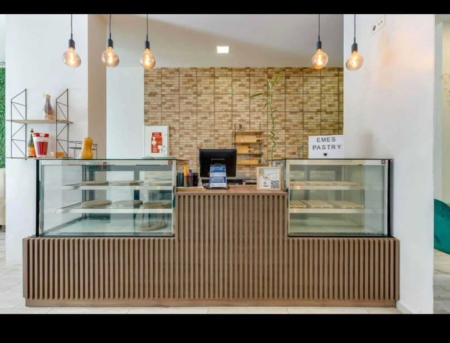 Vitrines com suporte de Madeira