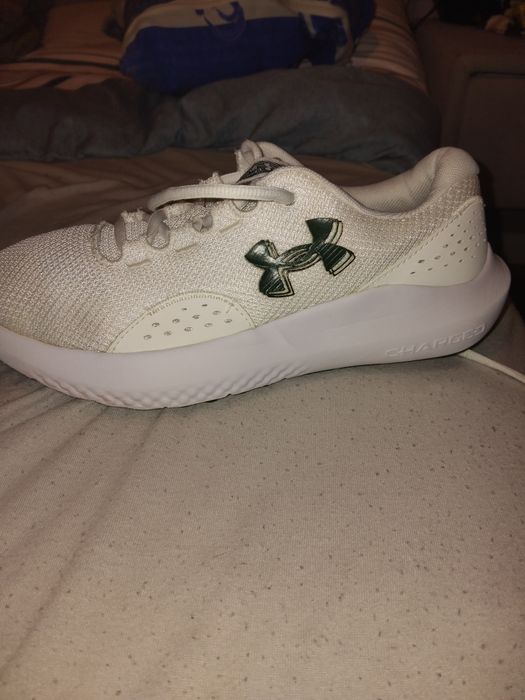 Buty sportowe i Under Armour Charged Surge 4