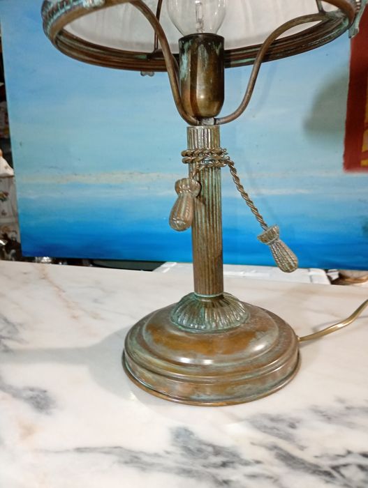Candeeiro de mesa vintage/antigo em bronze e vidro fosco trabalhado