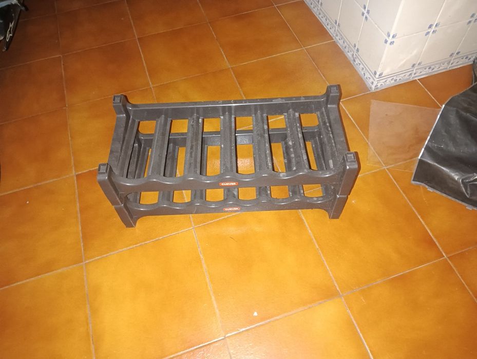 Garrafeira de plástico usada