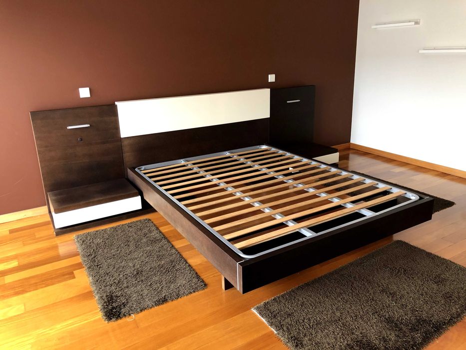 Cama de casal com mesas de cabeceira e cómoda