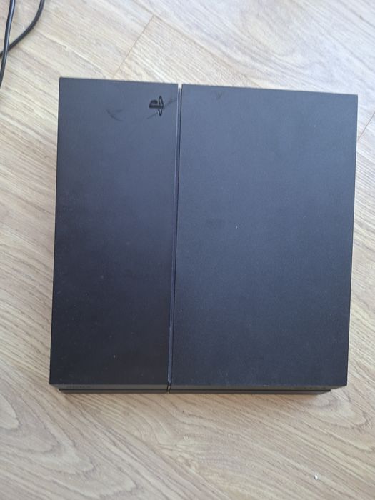 Ps 4 + 2pady I okładka do ściągania gratis 1TB