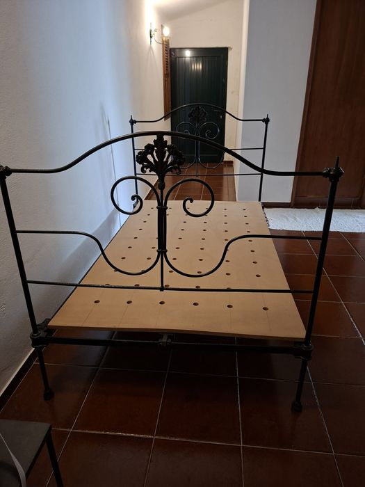 Cama de Ferro 1,80x1,10 como nova pelo valor de 100,00€