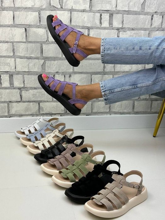 Жіночі шкіряні босоніжки в кольорах