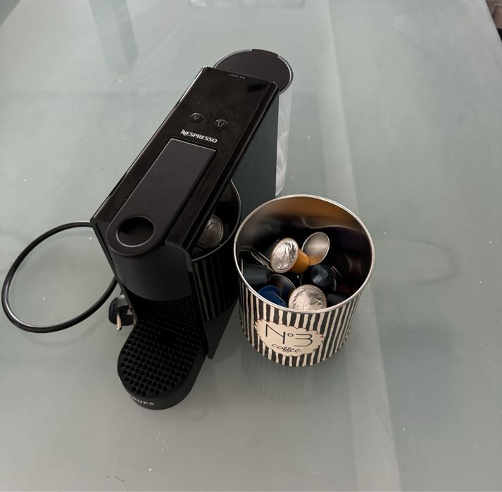 Maquina de cafe nespresso preta.