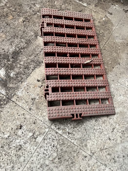 Vendo Grelhas/Piso Industrial de 500x500x50mm em bom estado (tenho 100m2)