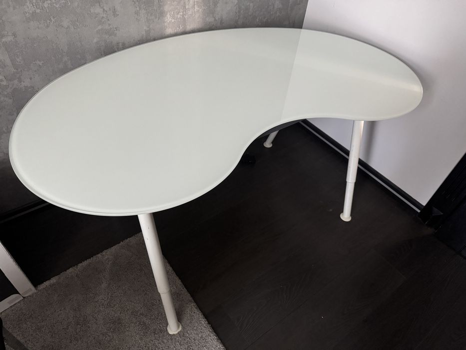 Biurko IKEA Galant w kształcie nerki ze szklanym blatem