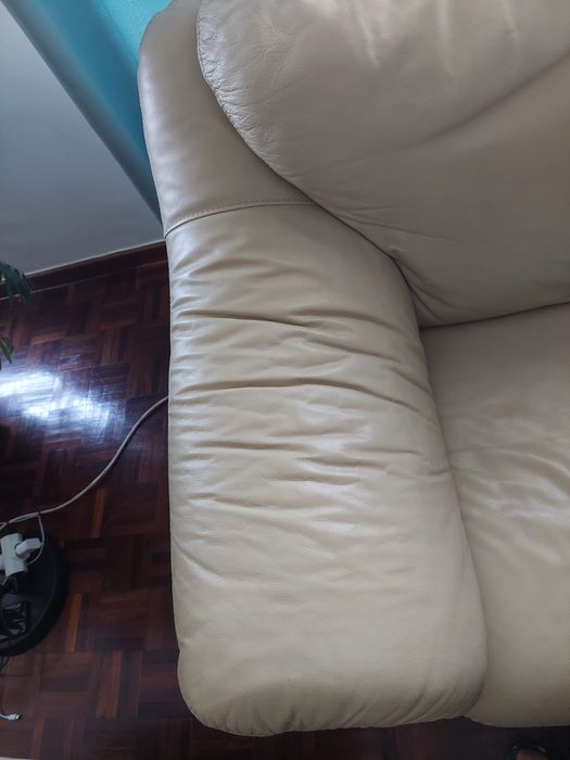 Sofá de dois lugares em nom estado