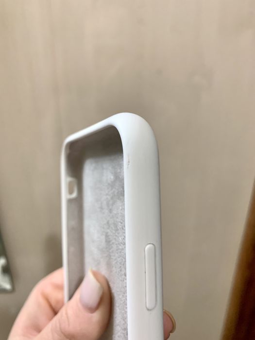 Чохол білого кольору на iphone xr