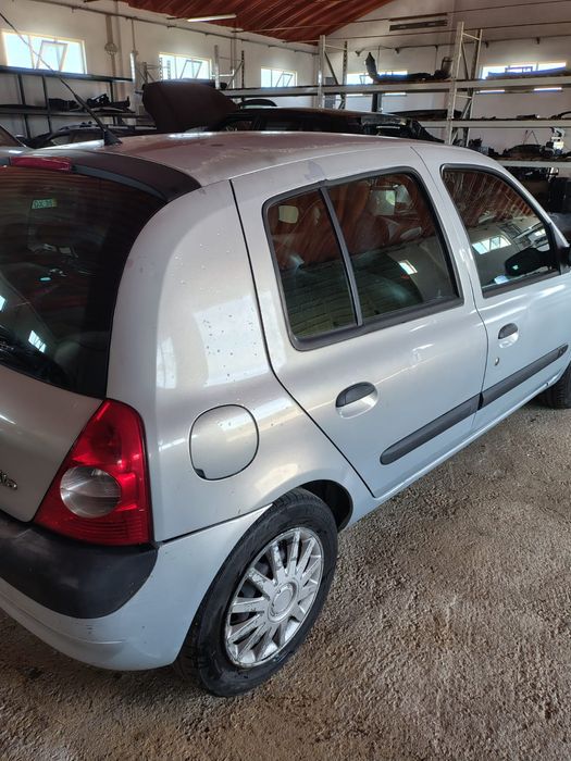 Renault clio 1.2 8v ano 2002 para peças todo o material disponível