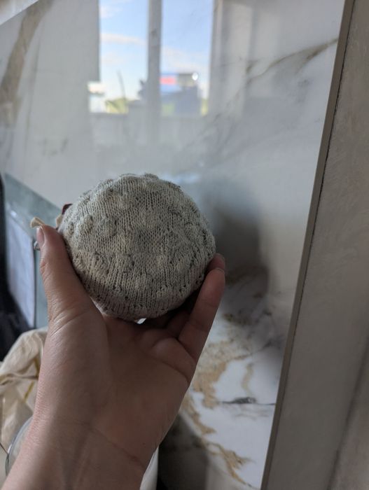 іграшка — в'язаний кролик-неваляйка від бренду OYOY