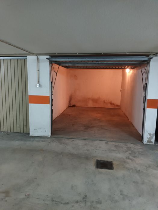 Arrendo garagem fechada