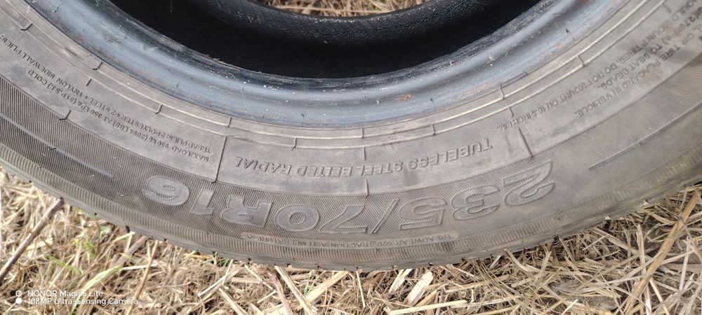 Vendo 2 pneus HILO 235/70 R16 usados.