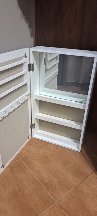 Szafka  na kosmetyki i biżuterie  wisząca