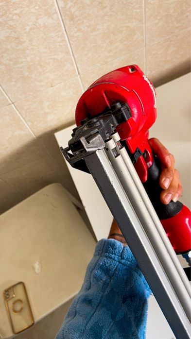 pistola de prego pineumatica bem conservada com 12 mil pregos