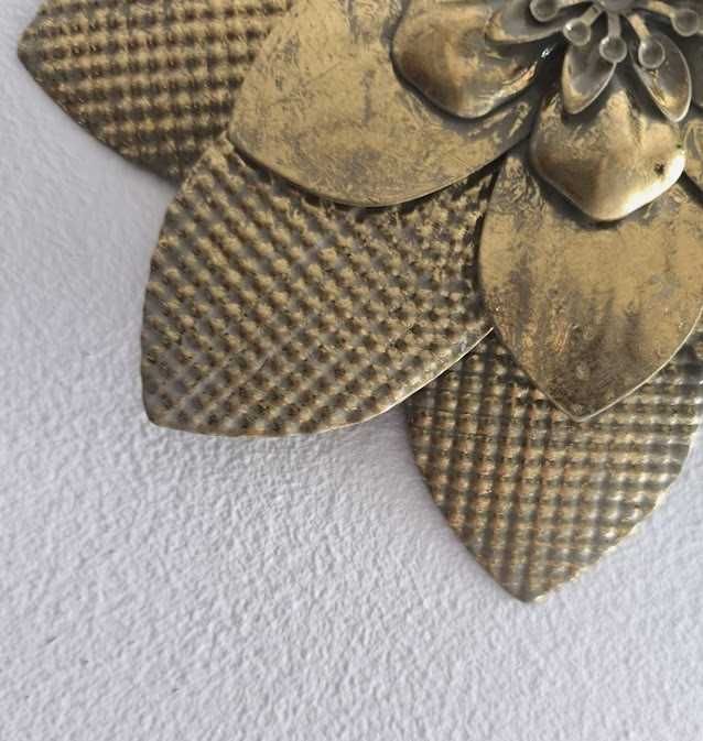Conjunto decorativo com três flores elegantes e delicadas em latão dourado - Marca Mathilde M