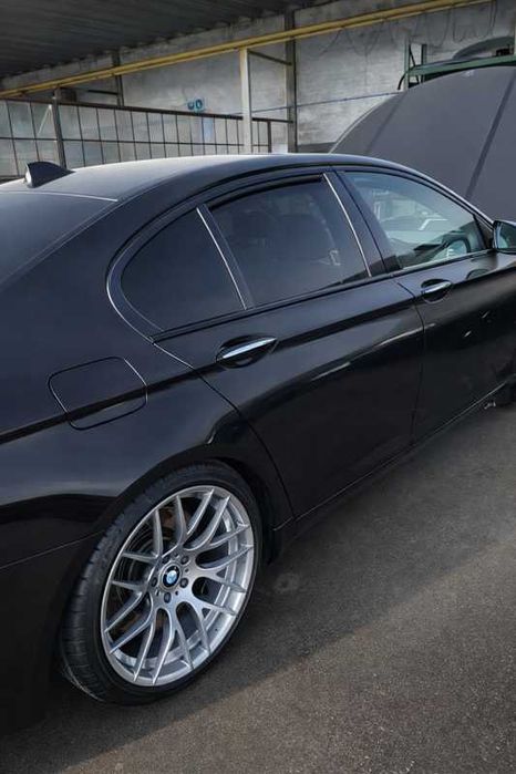 BMW 750D - 2013 " Acidentado