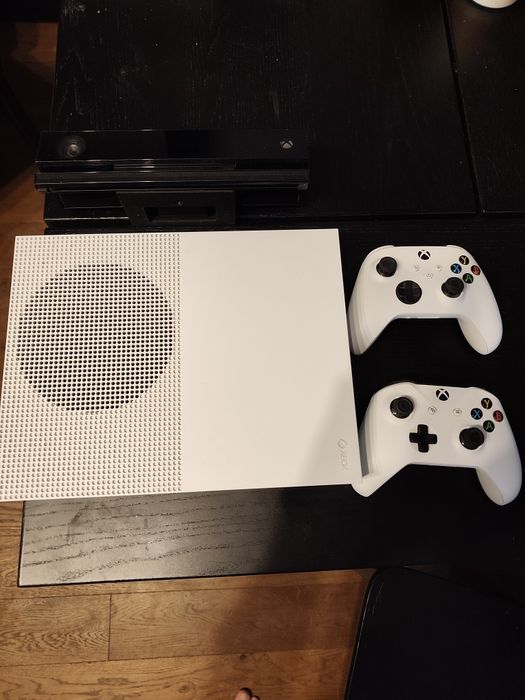 Xbox one s 1T plus Kinect plus 4 gry
