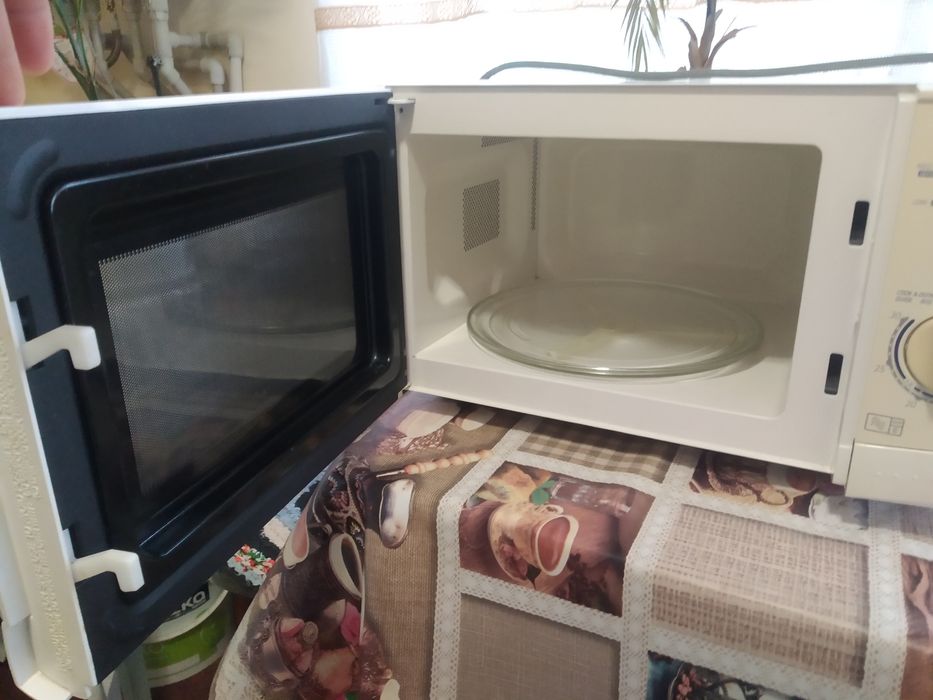 Мікрохвильова піч Sharp.