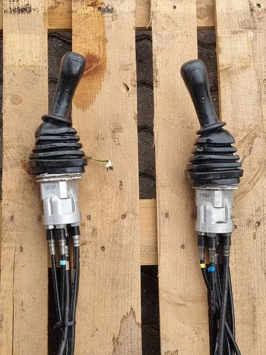 Oryginalny joystick sterujący prawy Kubota RC417--61722 / RB449--61720