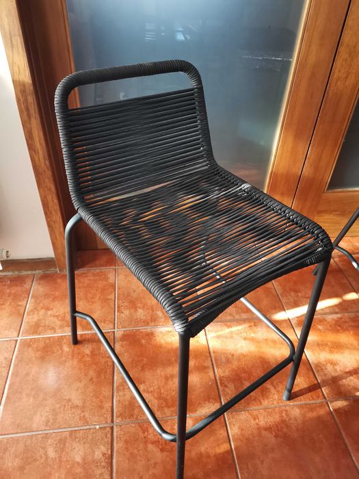 Cadeiras pretas em bom estado de conservação, ideais para um balcão de cozinha.