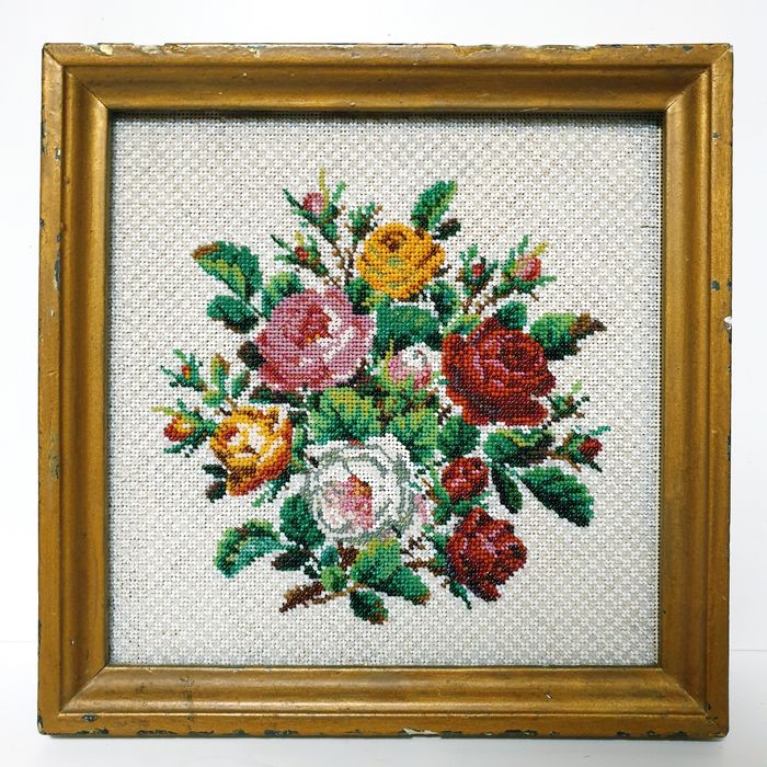 Lindo pequeno antigo quadro bordado de micro missangas - rosas