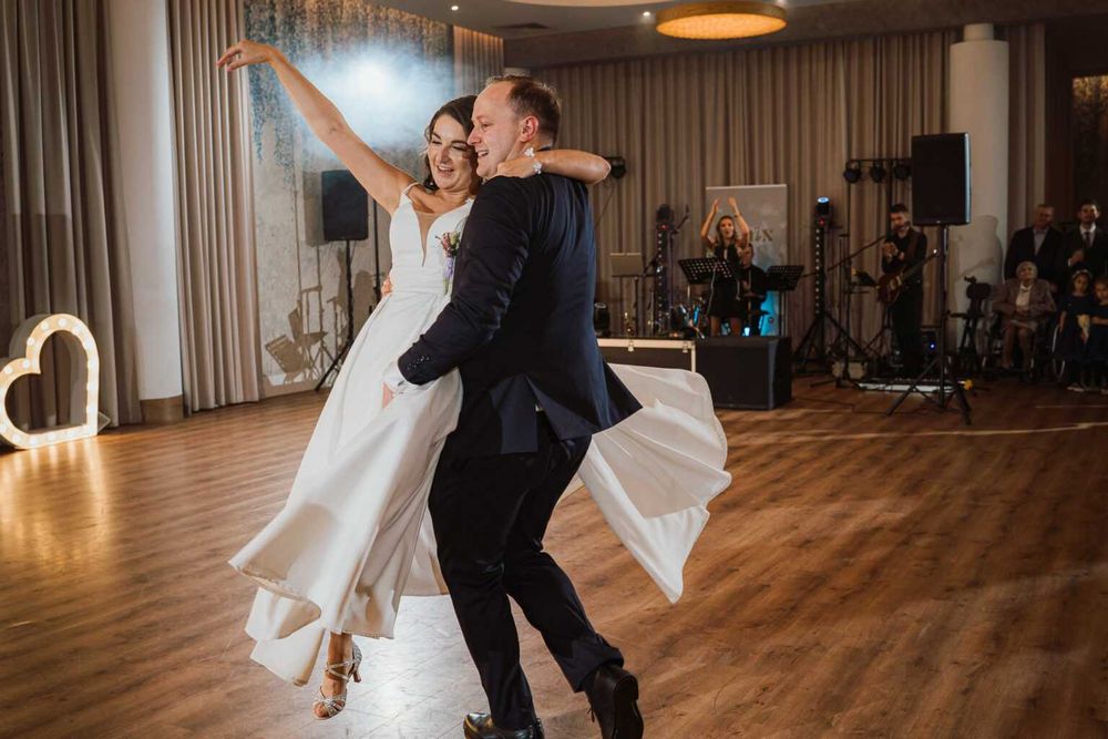 gładka suknia ślubna satyna kokarda