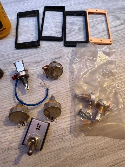 Lote de Peças e Eletrónica para Guitarra (Potenciómetros, Knobs, Dunlop 65)