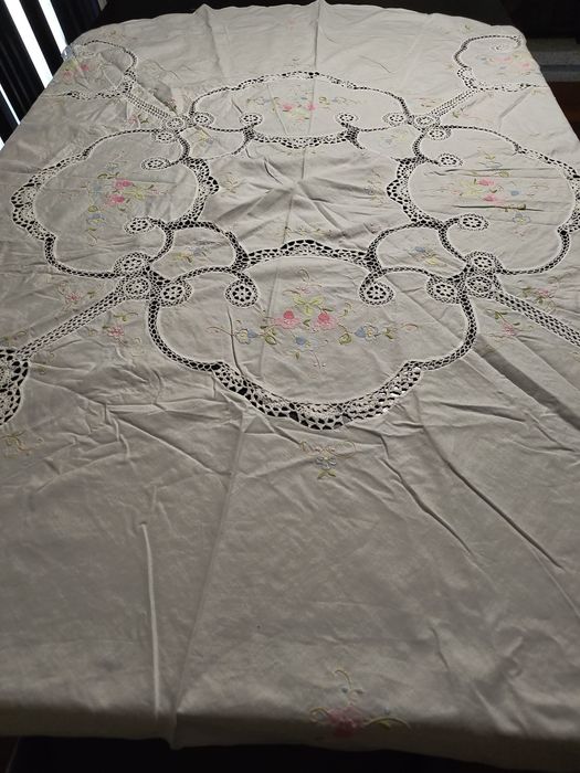 Toalha de Linho com Bordados e Crochet, feita à mão, redonda 160cm