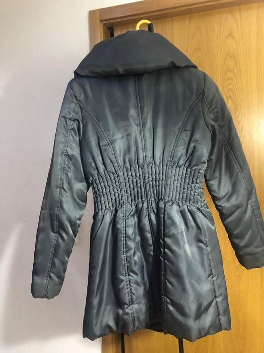 Casaco cinzento e outro  preto