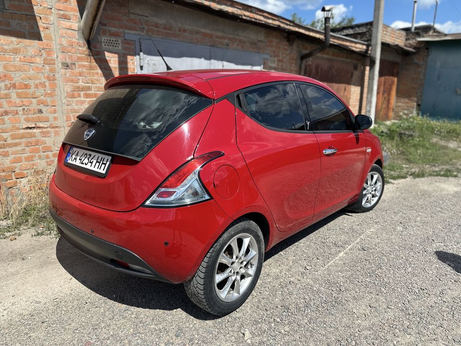 Автомобіль lancia ypsilon 2012