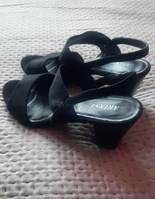 Sandały eleganckie na obcasie