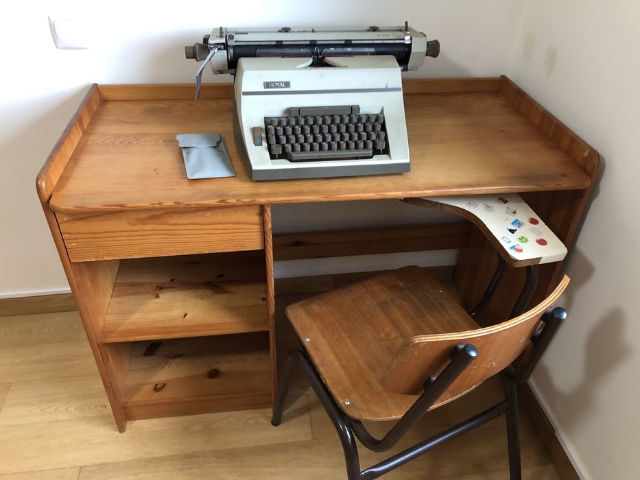 Secretaria cadeira e maquina de escrever