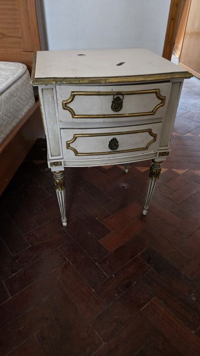 Mesa de cabeceira antiga estilo clássico/romântico