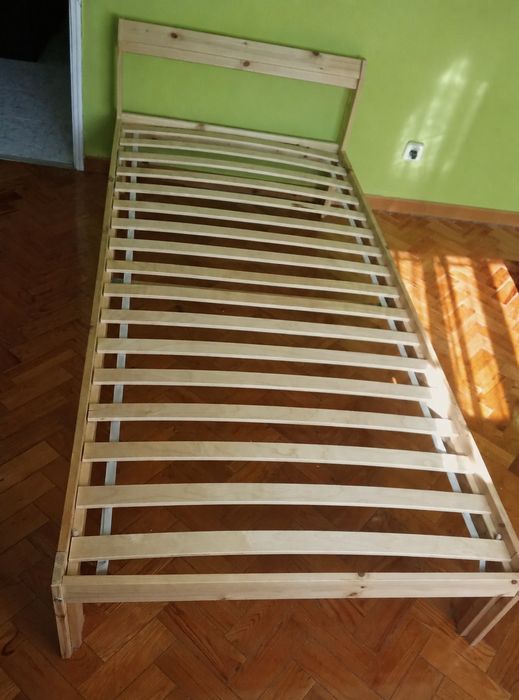 Cama com estrado ikea, madeira pinho