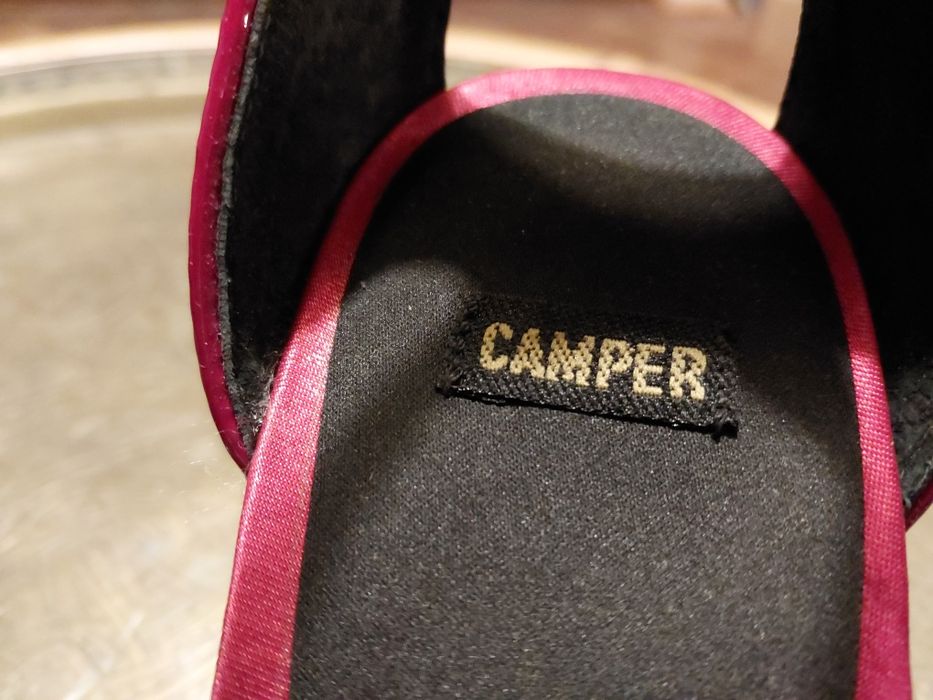 Nowe czerwone satynowe pantofle na obcasie Camper r.39