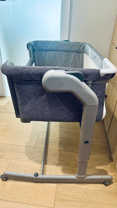 łóżeczko dostawne Chicco Next2Me Magic Evo – Dark Grey + GRATIS karuzela Chicco
